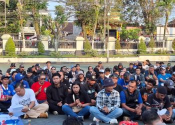 Aremania menyampaikan aspirasi di Halaman Polres Malang. Foto: Aisyah Nawangsari Putri