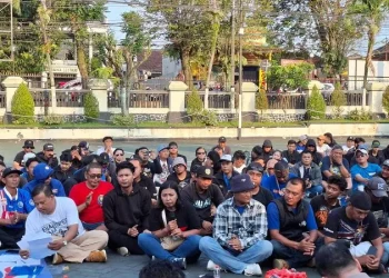 Aremania menyampaikan aspirasi di Halaman Polres Malang. Foto: Aisyah Nawangsari Putri