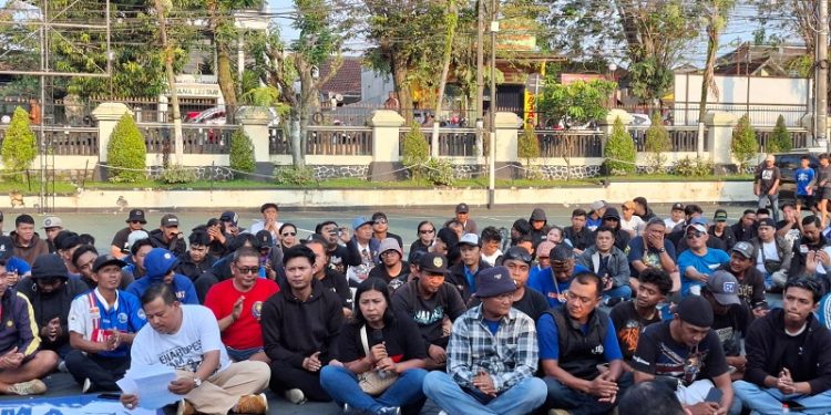 Aremania menyampaikan aspirasi di Halaman Polres Malang. Foto: Aisyah Nawangsari Putri