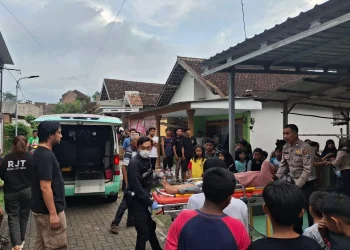 Pemilik kos di Kota Malang dievakuasi usai terkena luka bacok. (Foto/dok. Polsek Kedungkandang)