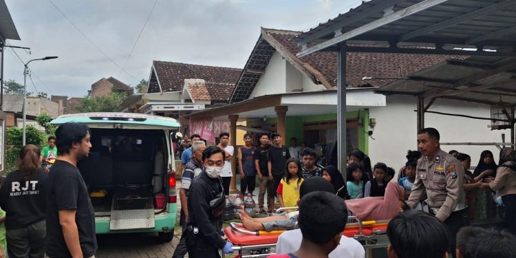 Pemilik kos di Kota Malang dievakuasi usai terkena luka bacok. (Foto/dok. Polsek Kedungkandang)