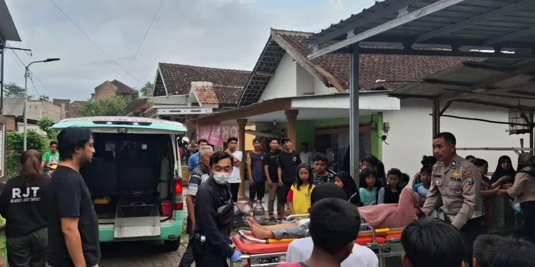 Pemilik kos di Kota Malang dievakuasi usai terkena luka bacok. (Foto/dok. Polsek Kedungkandang)