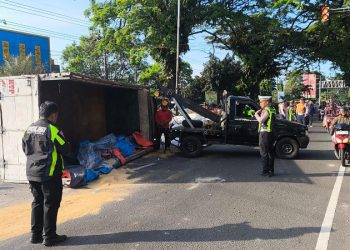 Petugas melakukan proses evakuasi truk terguling di Kota Malang. (Foto/dok. Humas Polresta Malang Kota)