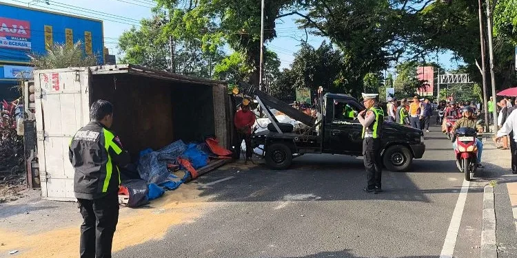 Petugas melakukan proses evakuasi truk terguling di Kota Malang. (Foto/dok. Humas Polresta Malang Kota)