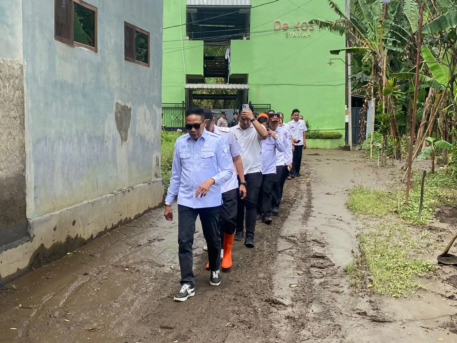 Wali Kota Malang, Wahyu Hidayat melakukan tinjauan di lokasi banjir kawasan Gang Mirej, Jalan Ki Ageng Gribig, Kota Malang. (Foto/M Sholeh)