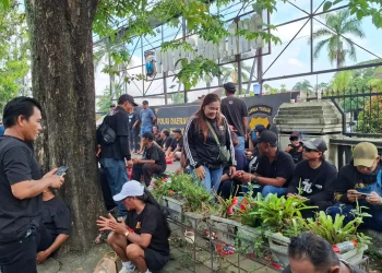 Warga perbatasan Malang-Blitar padati area depan Polres Malang. Foto: Aisyah Nawangsari Putri