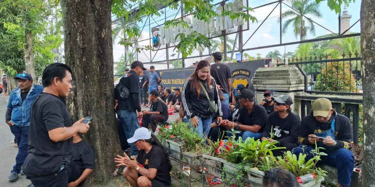 Warga perbatasan Malang-Blitar padati area depan Polres Malang. Foto: Aisyah Nawangsari Putri