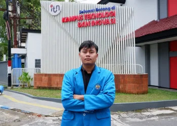 Deslyano Miyola Pratama, lulusan terbaik Teknik Lingkungan ITN Malang. Foto/dok ITN Malang