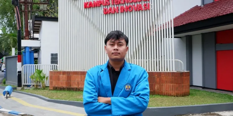 Deslyano Miyola Pratama, lulusan terbaik Teknik Lingkungan ITN Malang. Foto/dok ITN Malang