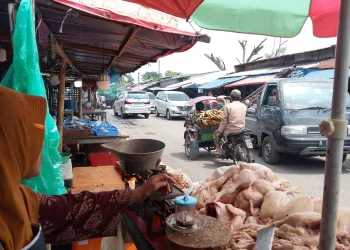 Pedagang masih berjualan di tepi jalan Pasar Gadang. (Foto/M Sholeh)