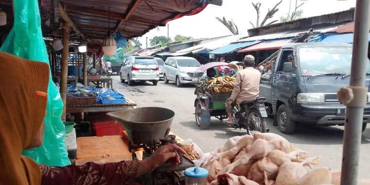 Pedagang masih berjualan di tepi jalan Pasar Gadang. (Foto/M Sholeh)
