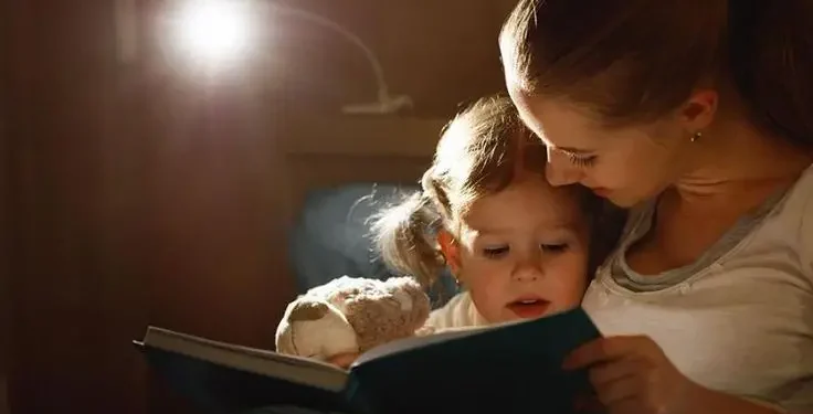Ilustrasi Bedtime story bersama anak (Foto: Pinterest @maria)