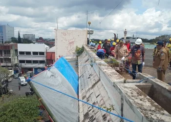 Wali Kota Malang, Wahyu Hidayat saat melakukan penanganan retakan pagar Pasar Besar. (Foto/M Sholeh)