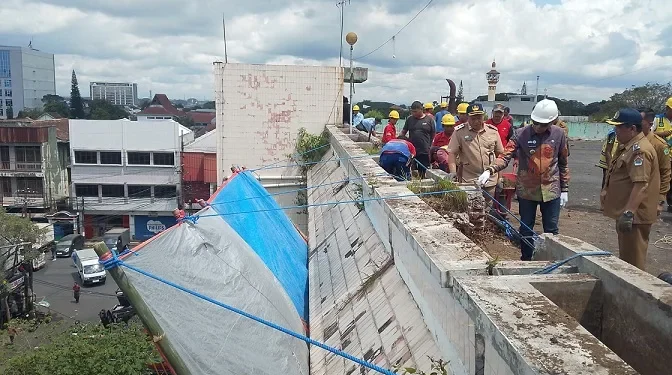 Wali Kota Malang, Wahyu Hidayat saat melakukan penanganan retakan pagar Pasar Besar. (Foto/M Sholeh)