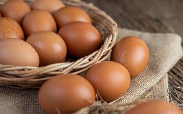Ilustrasi telur ayam dengan bentuk, warna, dan tekstur yang berbeda (Foto: Pinterest @Vietnamse)
