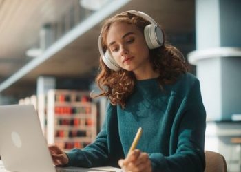 Illustrasi menggunakan musik untuk belajar agar lebih fokus. (Foto Pinterest)