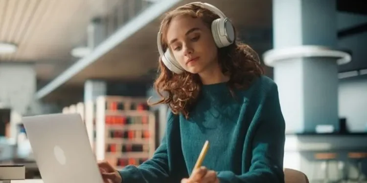 Illustrasi menggunakan musik untuk belajar agar lebih fokus. (Foto Pinterest)