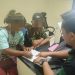 Orang tua anak 2 tahun yang mengamen di Stadion Kanjuruhan tanda tangani pernyataan tertulis. Foto: Polres Malang
