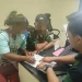 Orang tua anak 2 tahun yang mengamen di Stadion Kanjuruhan tanda tangani pernyataan tertulis. Foto: Polres Malang