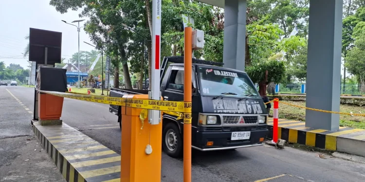 TKP perusakan portal Bendungan Lahor. Foto: Aisyah Nawangsari Putri