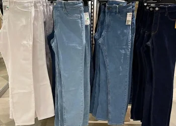 Ilustrasi celana straight cut pants untuk petite agar terlihat lebih jenjang. (Foto: Pinterest)