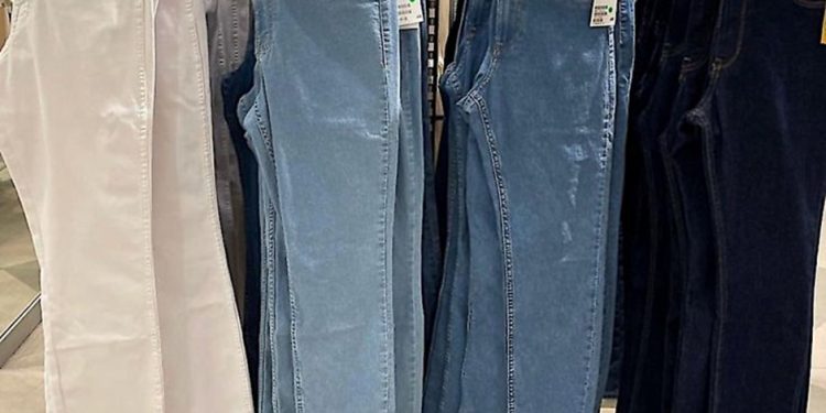 Ilustrasi celana straight cut pants untuk petite agar terlihat lebih jenjang. (Foto: Pinterest)