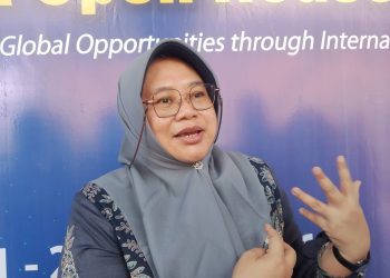 Kepala Diskominfo Jatim, Sherlita Ratna Dewi Agustin, saat menjelaskan dampak kecanduan gadget. (Foto/M Sholeh)