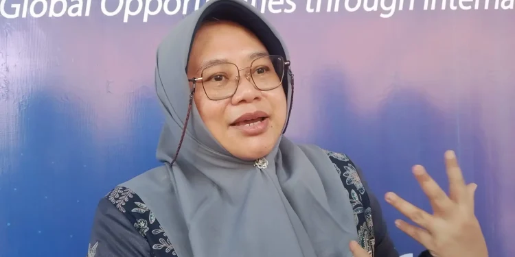 Kepala Diskominfo Jatim, Sherlita Ratna Dewi Agustin, saat menjelaskan dampak kecanduan gadget. (Foto/M Sholeh)