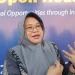 Kepala Diskominfo Jatim, Sherlita Ratna Dewi Agustin, saat menjelaskan dampak kecanduan gadget. (Foto/M Sholeh)