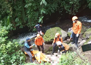 Evakuasi Temuan mayat diduga pria ditemukan di bawah jembatan Cangar. Foto: Istimewa