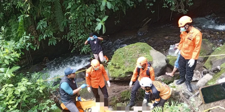 Evakuasi Temuan mayat diduga pria ditemukan di bawah jembatan Cangar. Foto: Istimewa