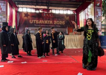 Pertunjukkan operet dan flashmob yang dipersembahkan siswa menambah kemeriahan puncak Dies Natalis ke-63 SMKN 2 Malang. /Foto: Tugumalang.id/Bagus Rachmad Saputra