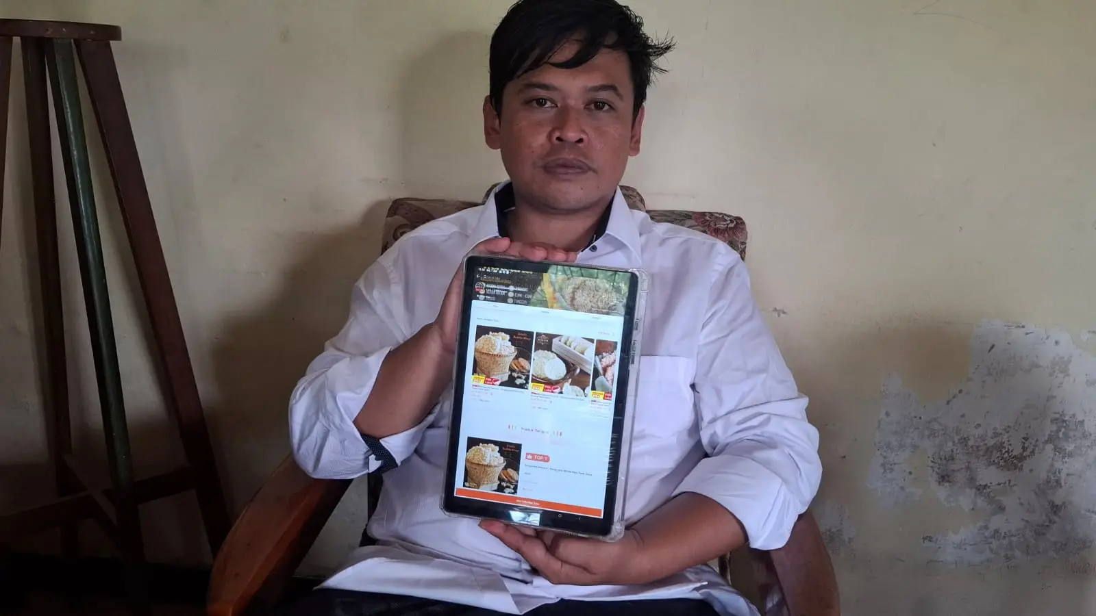 Azmi menunjukkan toko online miliknya di aplikasi Shopee. Foto: Aisyah Nawangsari Putri