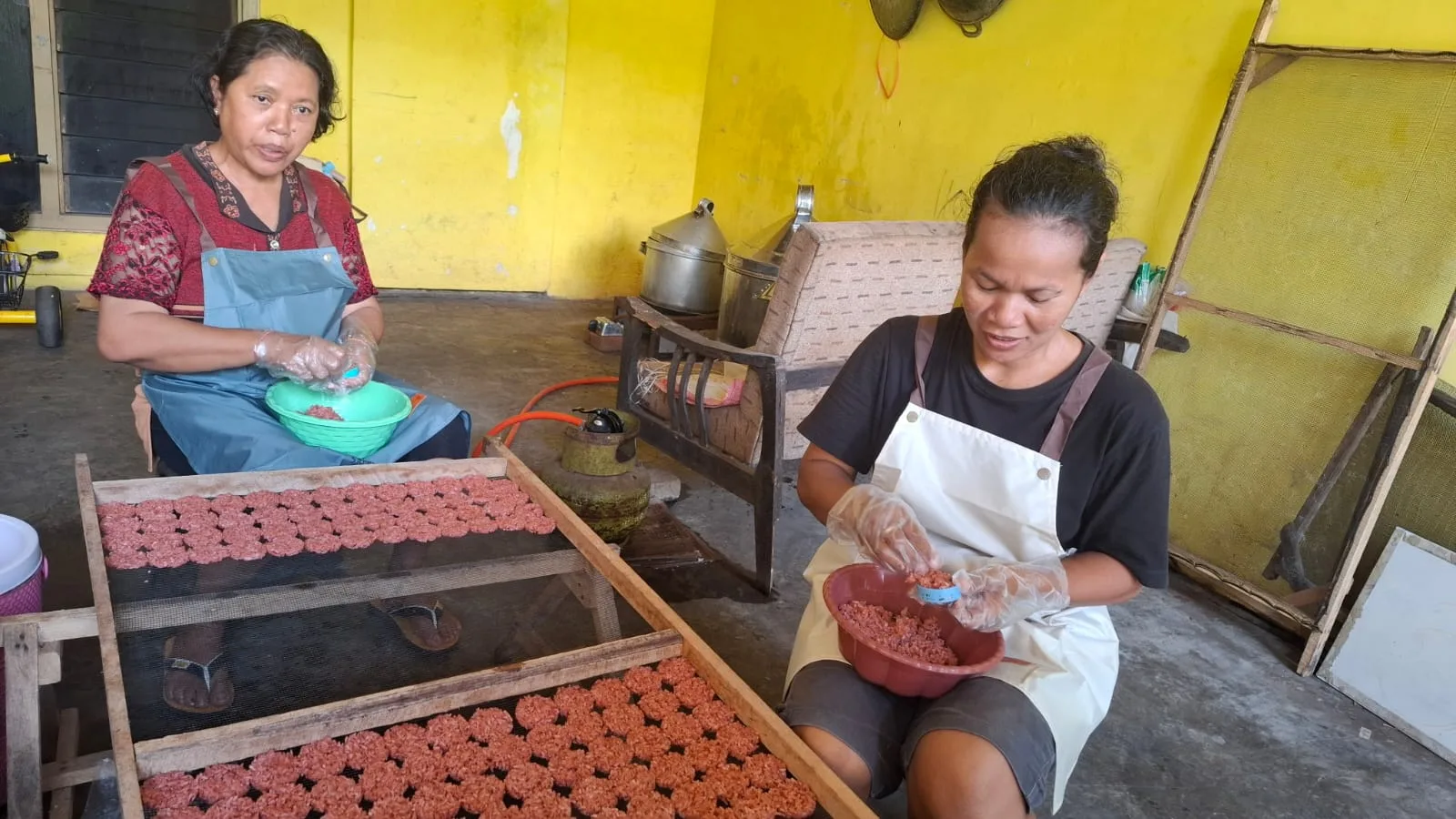 Proses pencetakan rengginang. Foto: Aisyah Nawangsari Putri