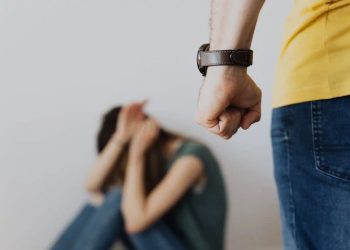 Ilustrasi Perilaku abusive terhadap pasangan yang sering terjadi dalam hubungan yang penuh kekerasan (Foto: Pinterest @pancho xop)