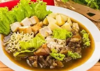 Rekomendasi 5 tahu campur di Kota Malang yang menawarkan cita rasa legendaris gurih nendang. /Foto: Pinterest/El Rumi Putra