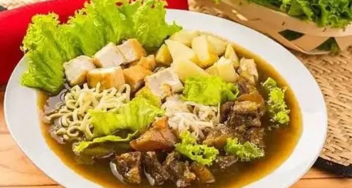 Rekomendasi 5 tahu campur di Kota Malang yang menawarkan cita rasa legendaris gurih nendang. /Foto: Pinterest/El Rumi Putra