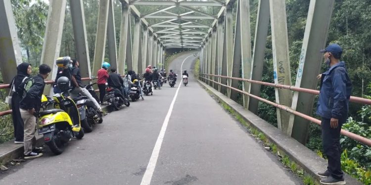 Ilustrasi Jembatan Cangar yang membutuhkan pagar pengaman agar tidak jadi tempat bunuh diri. Foto: Istimewa