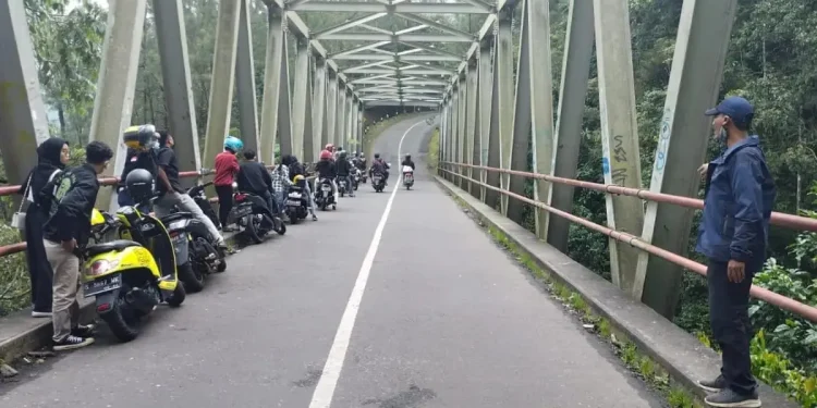 Ilustrasi Jembatan Cangar yang membutuhkan pagar pengaman agar tidak jadi tempat bunuh diri. Foto: Istimewa