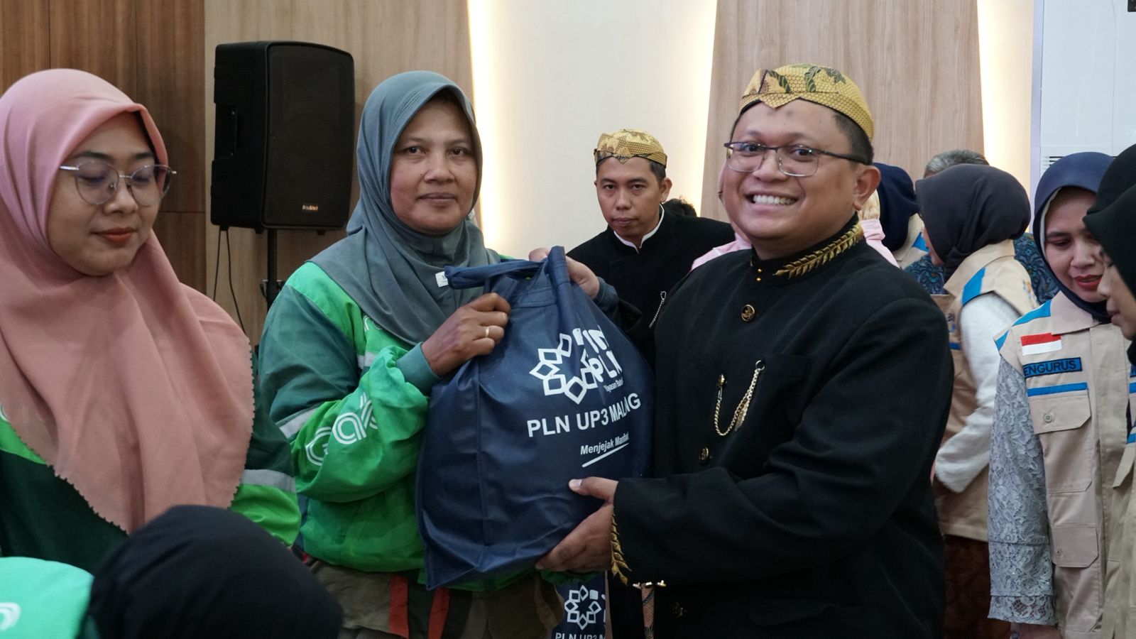 Peringatan Hari Kartini oleh Srikandi PLN bersama Ojol perempuan. Foto/dok