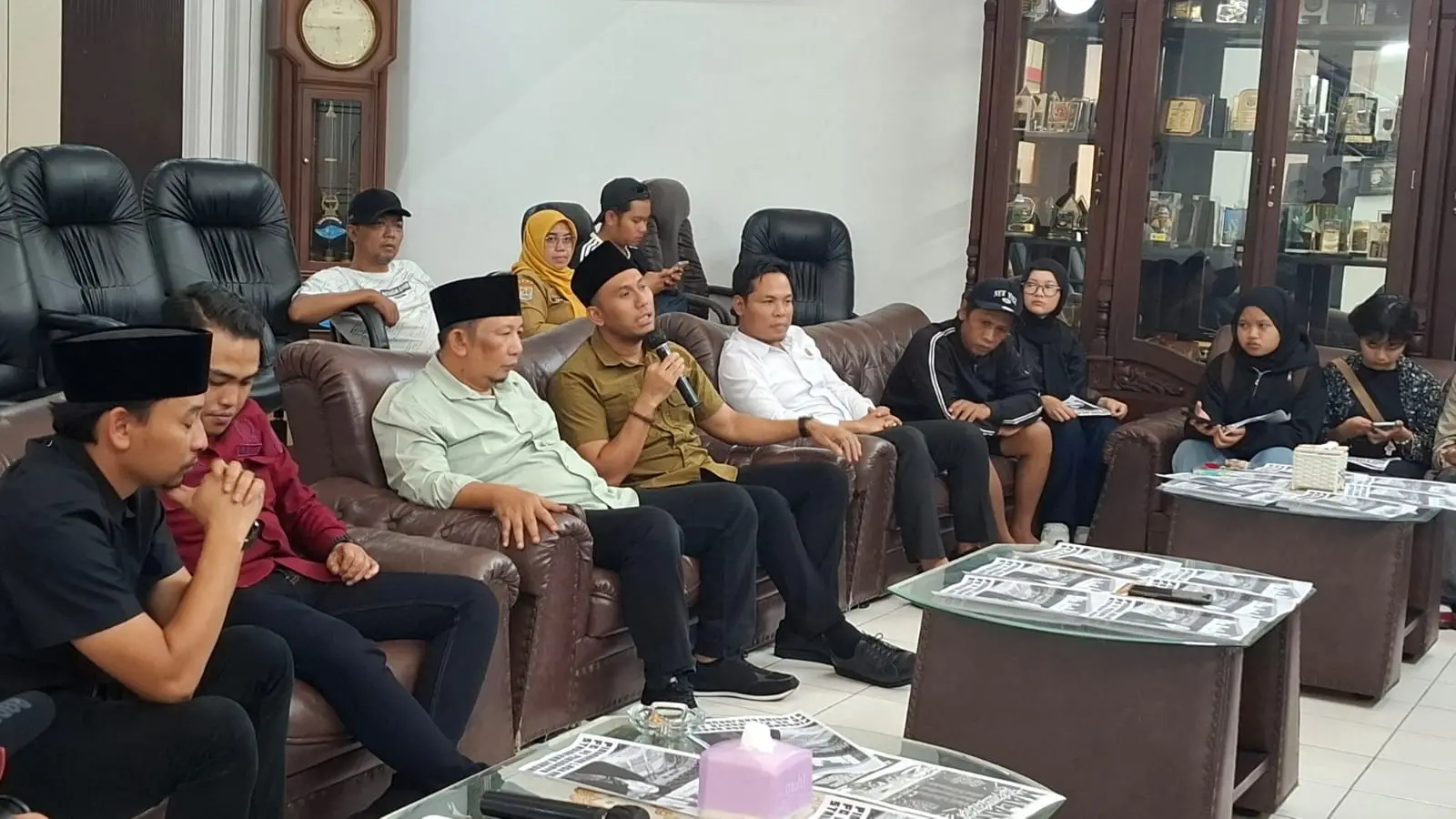 Anggota DPRD Kabupaten Malang menemui keluarga korban Tragedi Kanjuruhan. Foto: Aisyah Nawangsari Putri