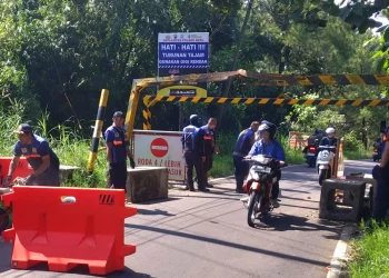 Pengecoran barrier beton menutup jalur alternatif Klemuk di Kota Batu. Foto: Dok