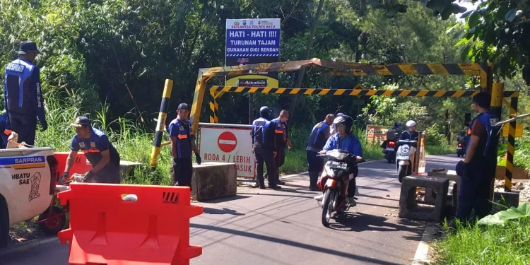 Pengecoran barrier beton menutup jalur alternatif Klemuk di Kota Batu. Foto: Dok
