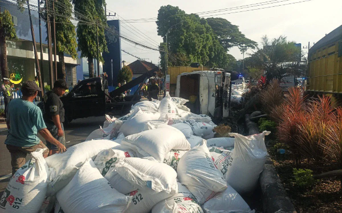 Petugas melakukan proses evakuasi truk terguling di Kota Malang. (Foto/dok. Humas Polresta Malang Kota)
