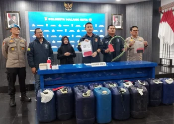 Satreskrim Polresta Malang Kota mengungkap kasus penyalahgunaan BBM subsidi di Kota Malang. (Foto/M Sholeh)