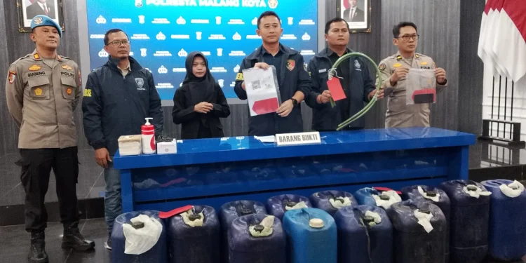 Satreskrim Polresta Malang Kota mengungkap kasus penyalahgunaan BBM subsidi di Kota Malang. (Foto/M Sholeh)