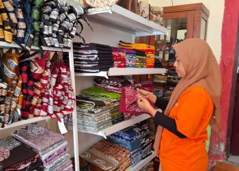 Penanggung jawab Batik Seng, Evi Wahyu Astutik saat mengecek produk. Foto: Aisyah Nawangsari Putri