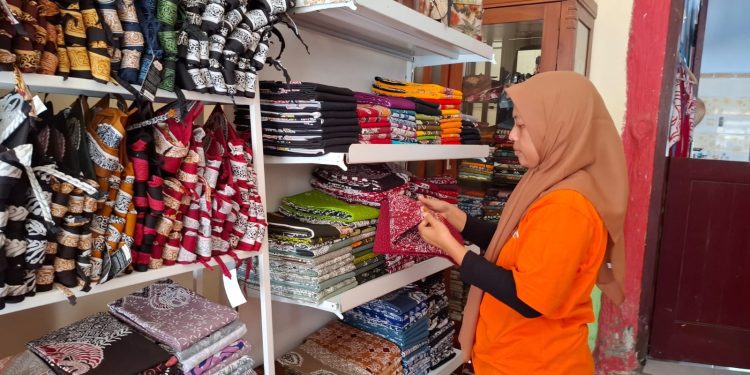 Penanggung jawab Batik Seng, Evi Wahyu Astutik saat mengecek produk. Foto: Aisyah Nawangsari Putri