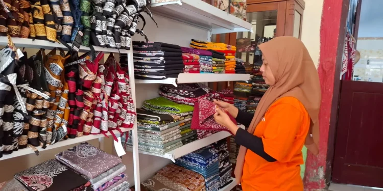 Penanggung jawab Batik Seng, Evi Wahyu Astutik saat mengecek produk. Foto: Aisyah Nawangsari Putri