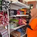 Penanggung jawab Batik Seng, Evi Wahyu Astutik saat mengecek produk. Foto: Aisyah Nawangsari Putri